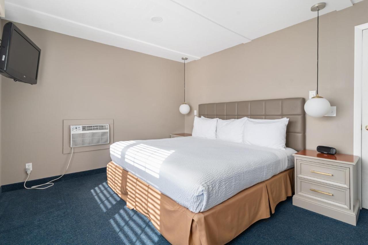 Clearwater Lakeshore Motel Маккино Сити Экстерьер фото