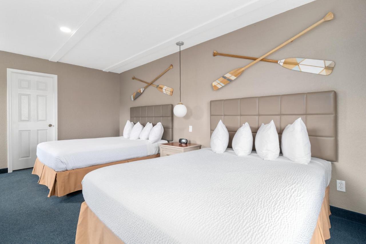 Clearwater Lakeshore Motel Маккино Сити Экстерьер фото
