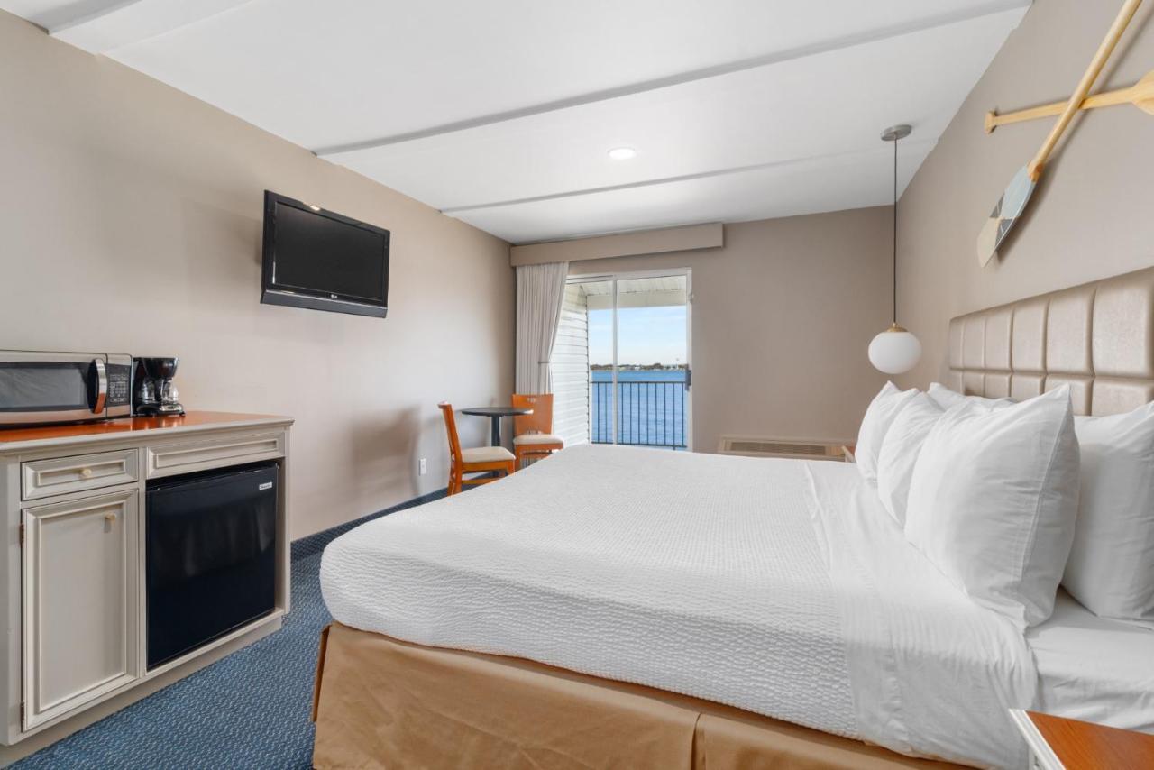 Clearwater Lakeshore Motel Маккино Сити Экстерьер фото