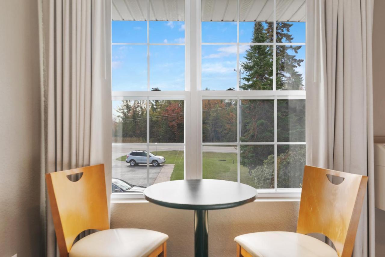 Clearwater Lakeshore Motel Маккино Сити Экстерьер фото
