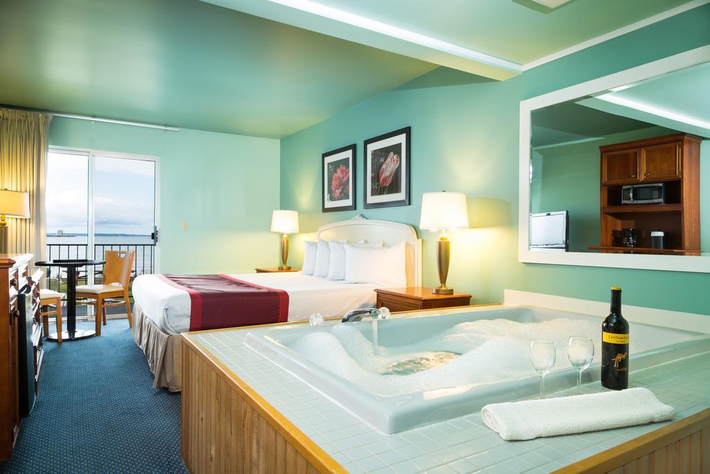 Clearwater Lakeshore Motel Маккино Сити Экстерьер фото