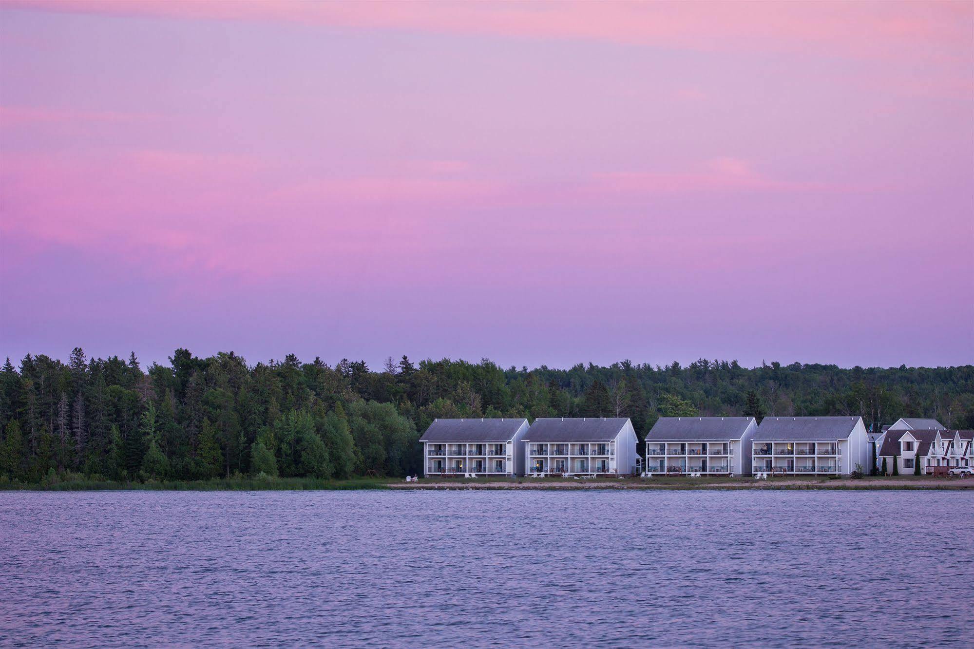 Clearwater Lakeshore Motel Маккино Сити Экстерьер фото